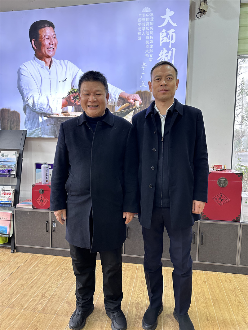 2025年1月23日上午，信陽市委常務(wù)副市長秦保健來公司看望一線全國勞模李廣義